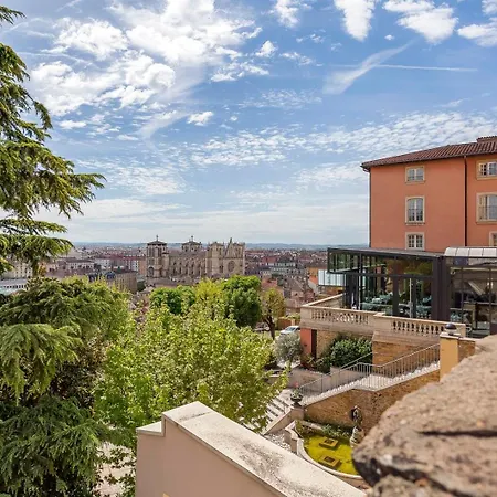 Overlooking Fourviere Balcony 里昂